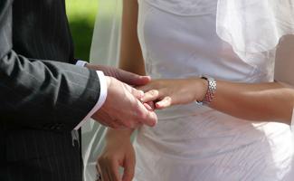 На какой руке носят обручальное кольцо в России — традиции и современная мода На какой руке носят обручальное кольцо